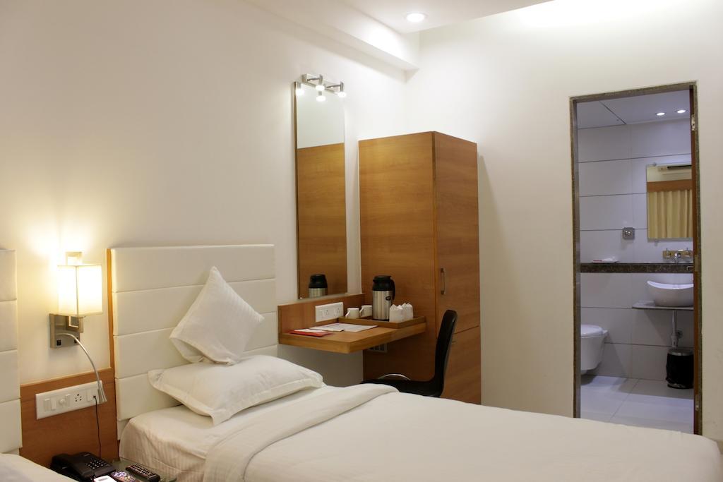 Hotel Ashray Inn Ахмедабад Номер фото