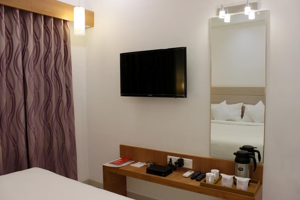 Hotel Ashray Inn Ахмедабад Номер фото