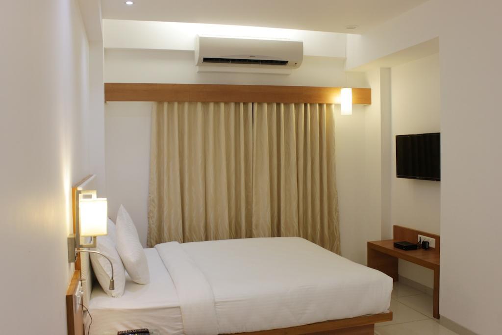 Hotel Ashray Inn Ахмедабад Номер фото