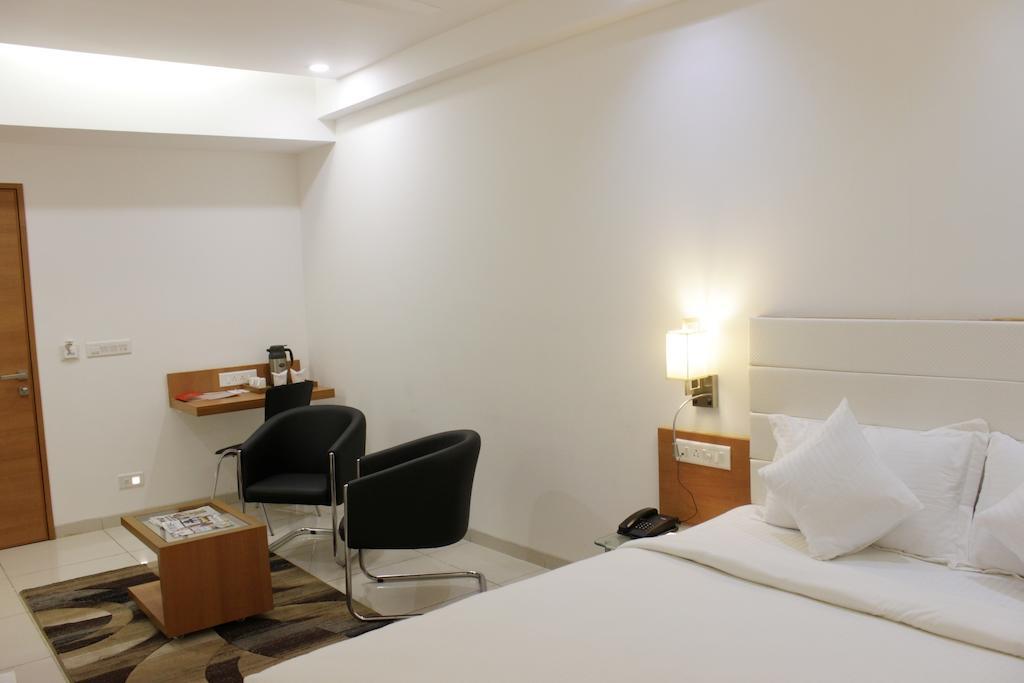 Hotel Ashray Inn Ахмедабад Номер фото