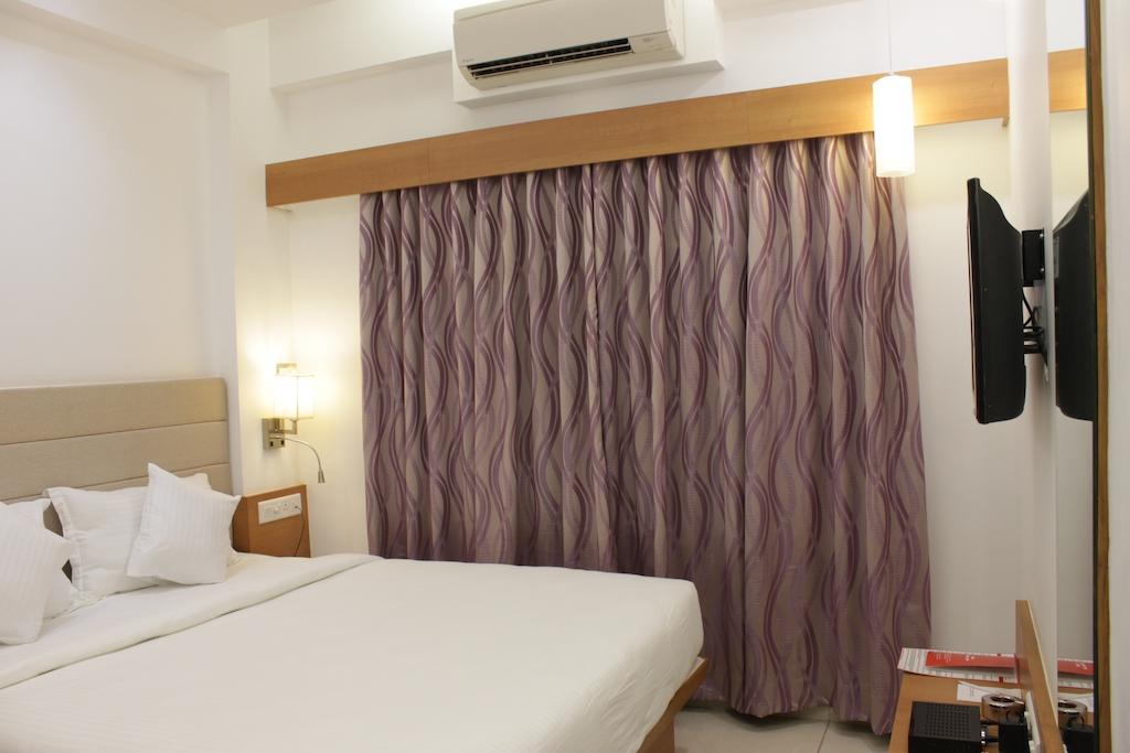 Hotel Ashray Inn Ахмедабад Номер фото